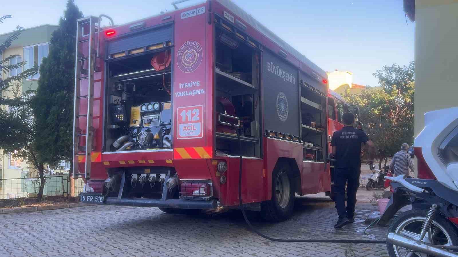 Garajdaki odunlar tutuştu, yangın büyümeden kontrol altına alındı