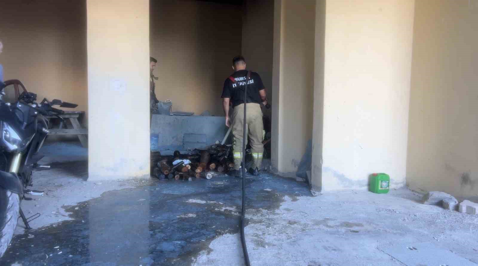Garajdaki odunlar tutuştu, yangın büyümeden kontrol altına alındı