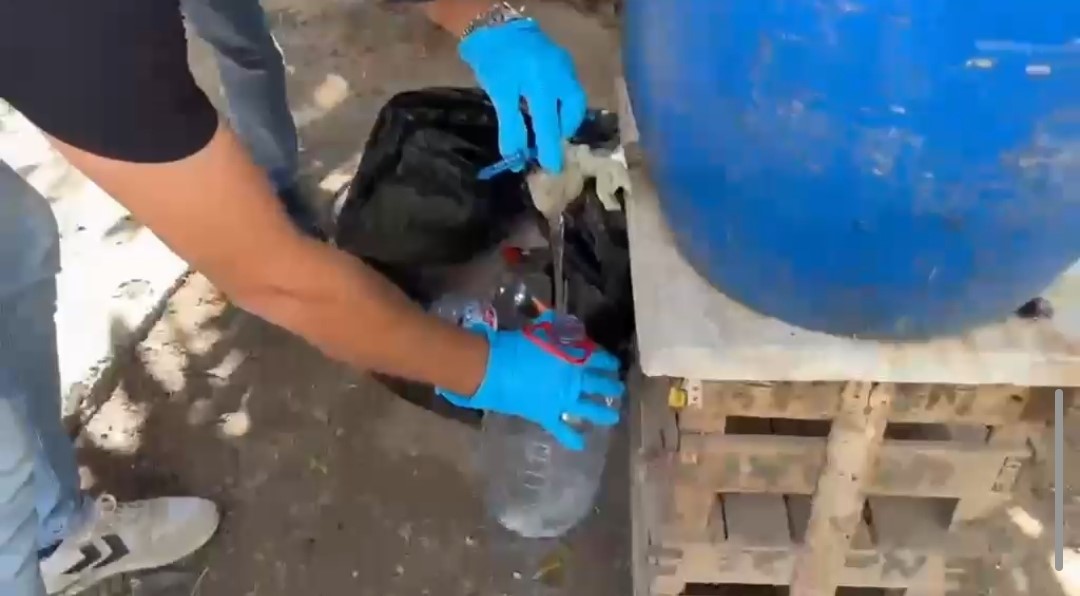 Adana’da evde 1 ton 670 litre kaçak alkol ele geçirildi