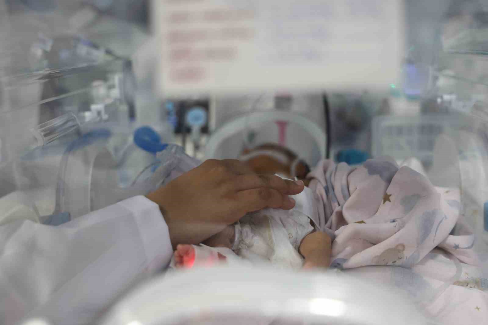 Bağırsak ameliyatıyla sağlığına kavuşan bin 300 gramlık Suriyeli prematüre bebeğin babasından Türkiye’ye övgü dolu sözler