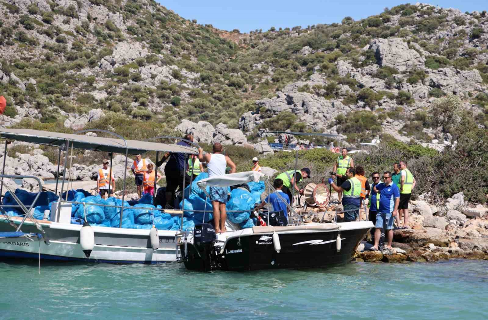 Marmaris Sögüt koylarından 125 torba atık toplandı