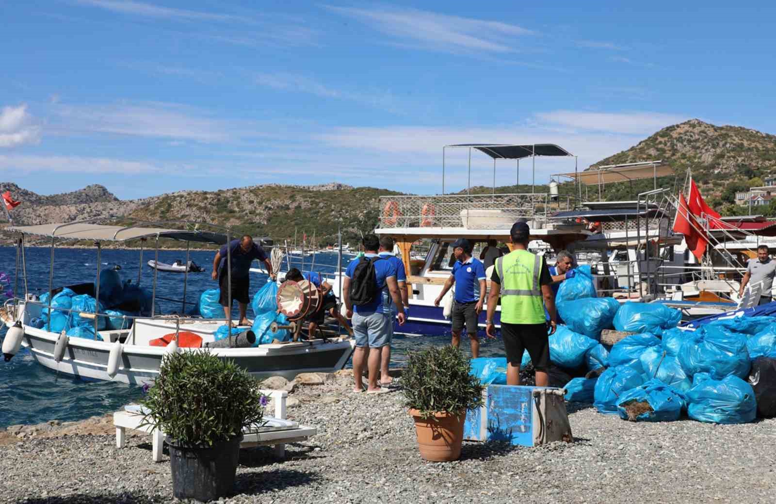 Marmaris Sögüt koylarından 125 torba atık toplandı