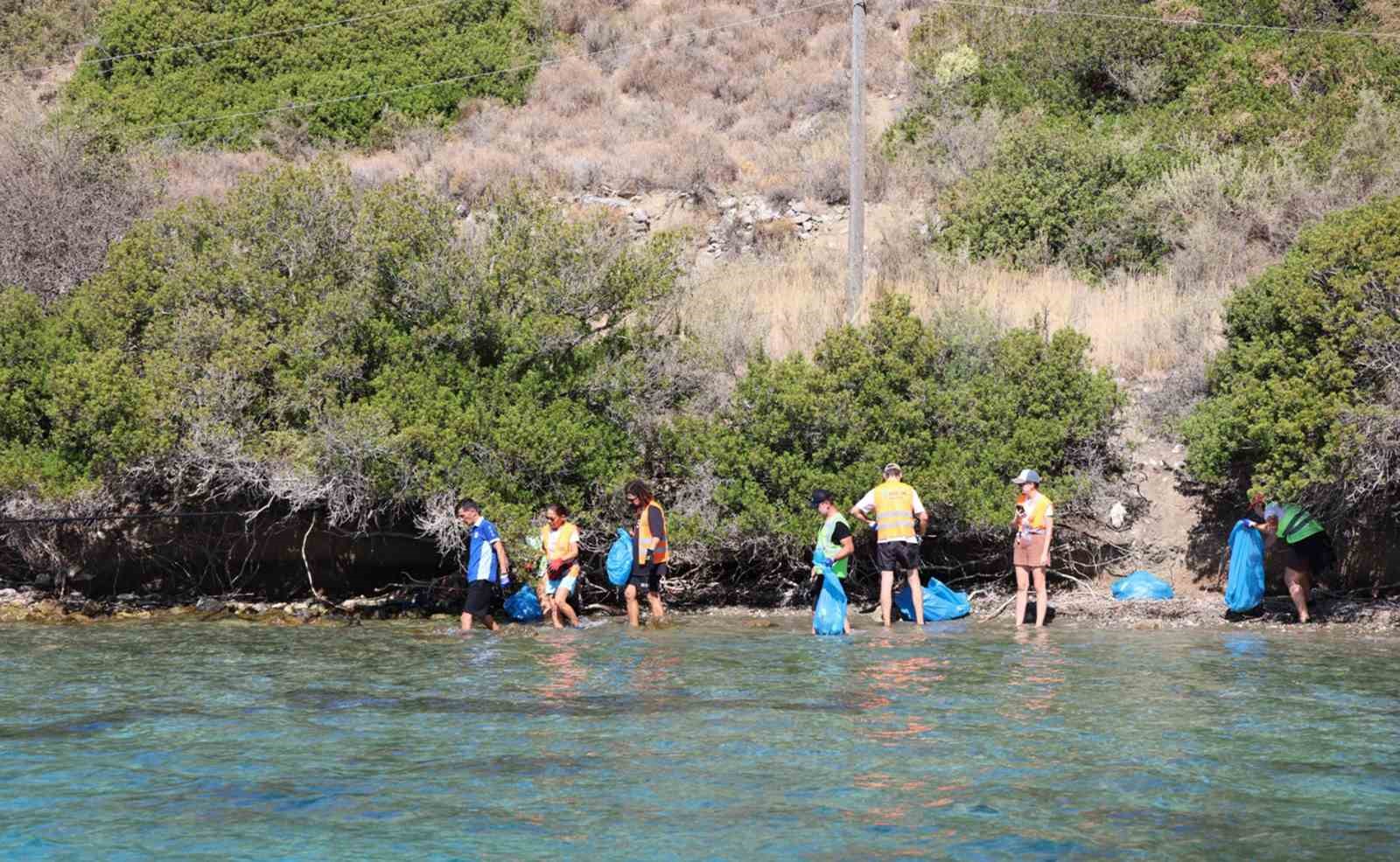 Marmaris Sögüt koylarından 125 torba atık toplandı