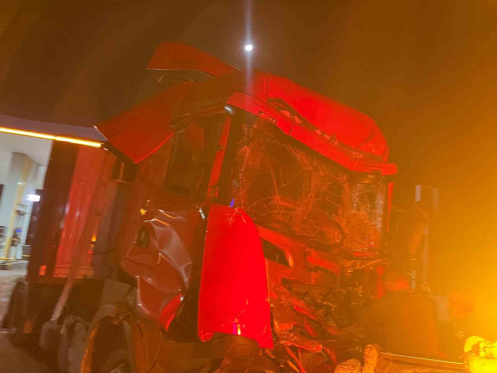 Kontrolden çıkan çekici, biri polis otosu olmak üzere 3 araca çarpıp akaryakıt istasyonuna daldı: 1 ölü