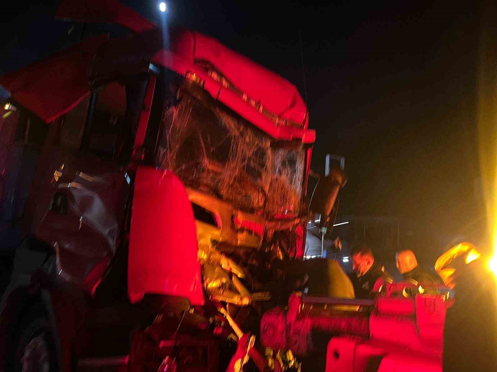 Kontrolden çıkan çekici, biri polis otosu olmak üzere 3 araca çarpıp akaryakıt istasyonuna daldı: 1 ölü