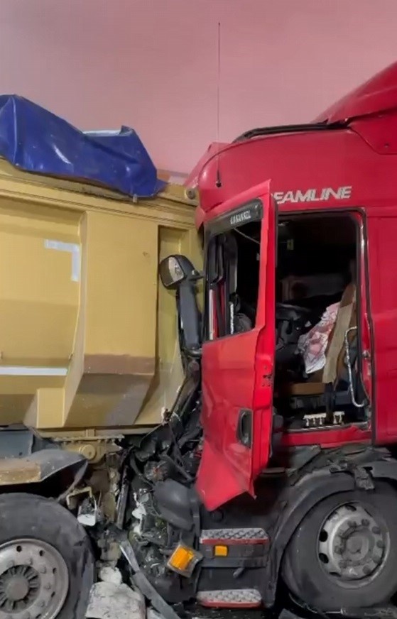 Kontrolden çıkan çekici, biri polis otosu olmak üzere 3 araca çarpıp akaryakıt istasyonuna daldı: 1 ölü