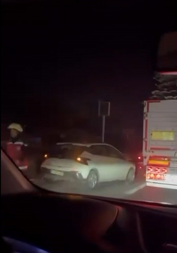Kontrolden çıkan çekici, biri polis otosu olmak üzere 3 araca çarpıp akaryakıt istasyonuna daldı: 1 ölü