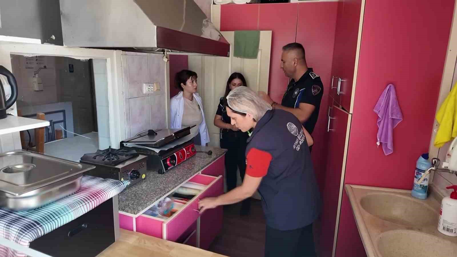 Adana’da okul kantinleri mercek altında: Yasaklı gıdalar tek tek denetlendi