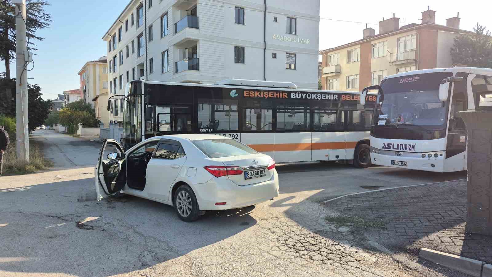 Eskişehir’de belediye otobüsü ile otomobil çarpıştı: 2 öğrenci yaralandı