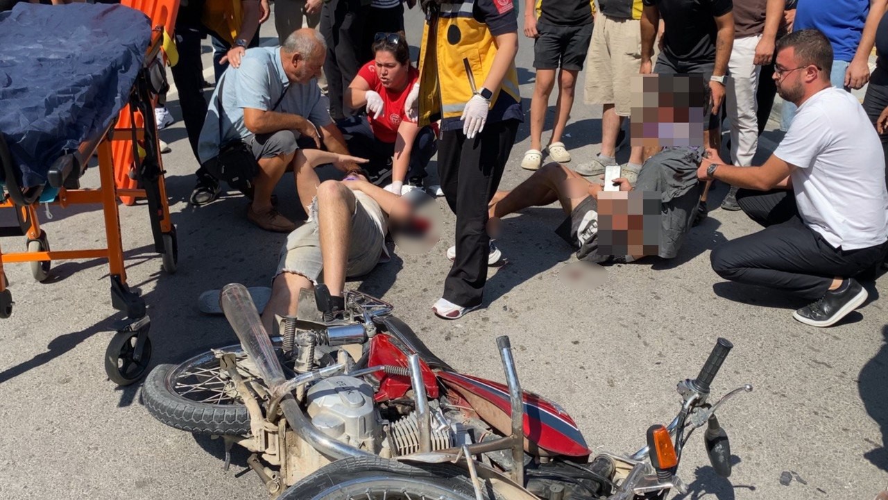 Motosiklet kavşakta dönüş yapan otomobille çarpıştı: 2 yaralı