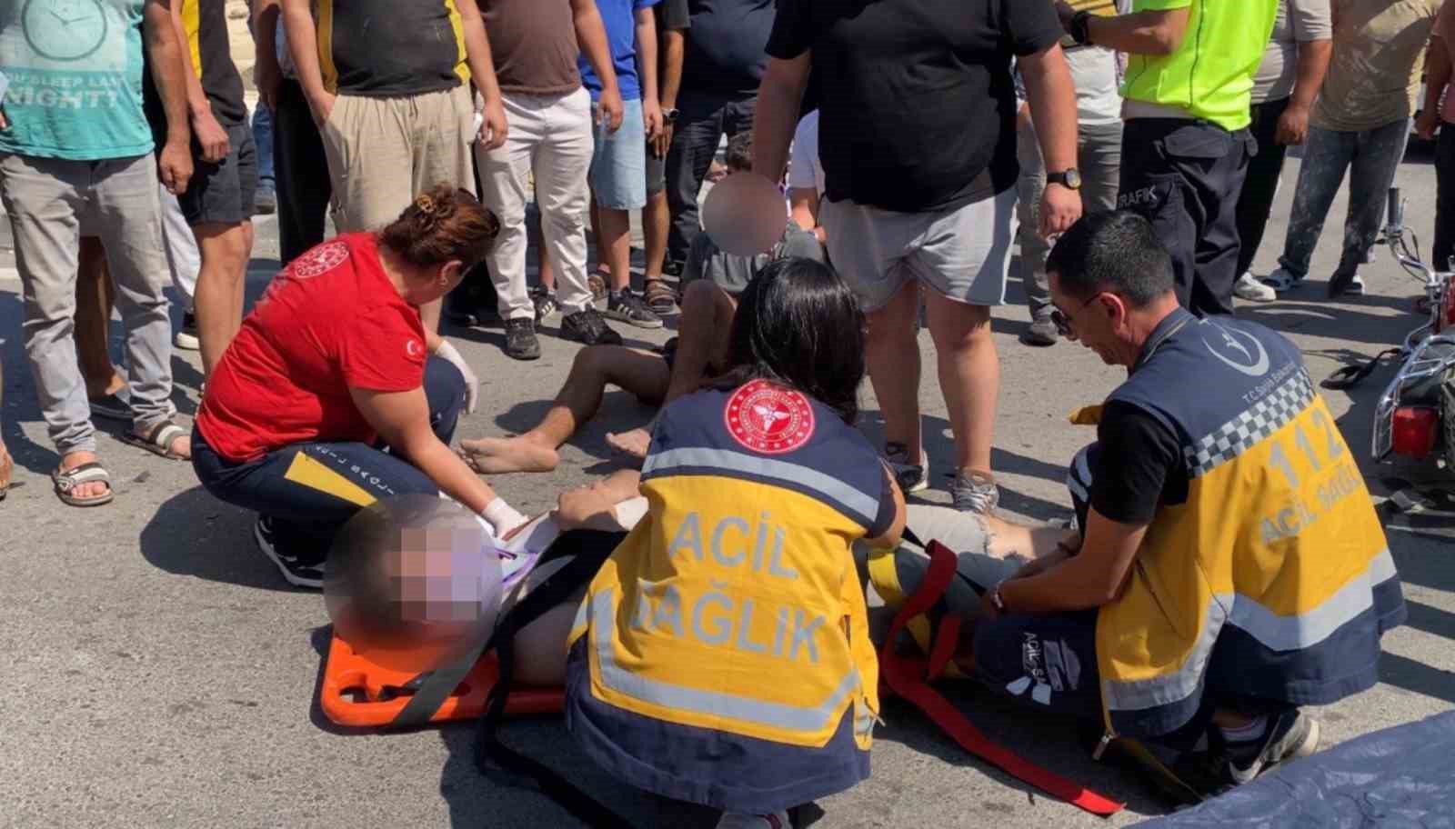 Motosiklet kavşakta dönüş yapan otomobille çarpıştı: 2 yaralı