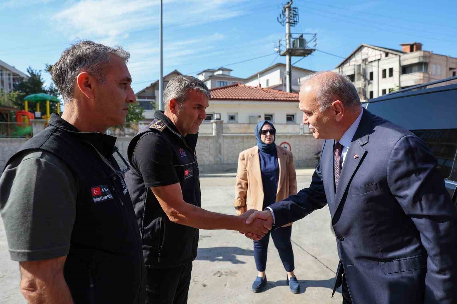 Başkan Özlü itfaiye personeline tesbih hediye etti, miniklerle su tuttu
