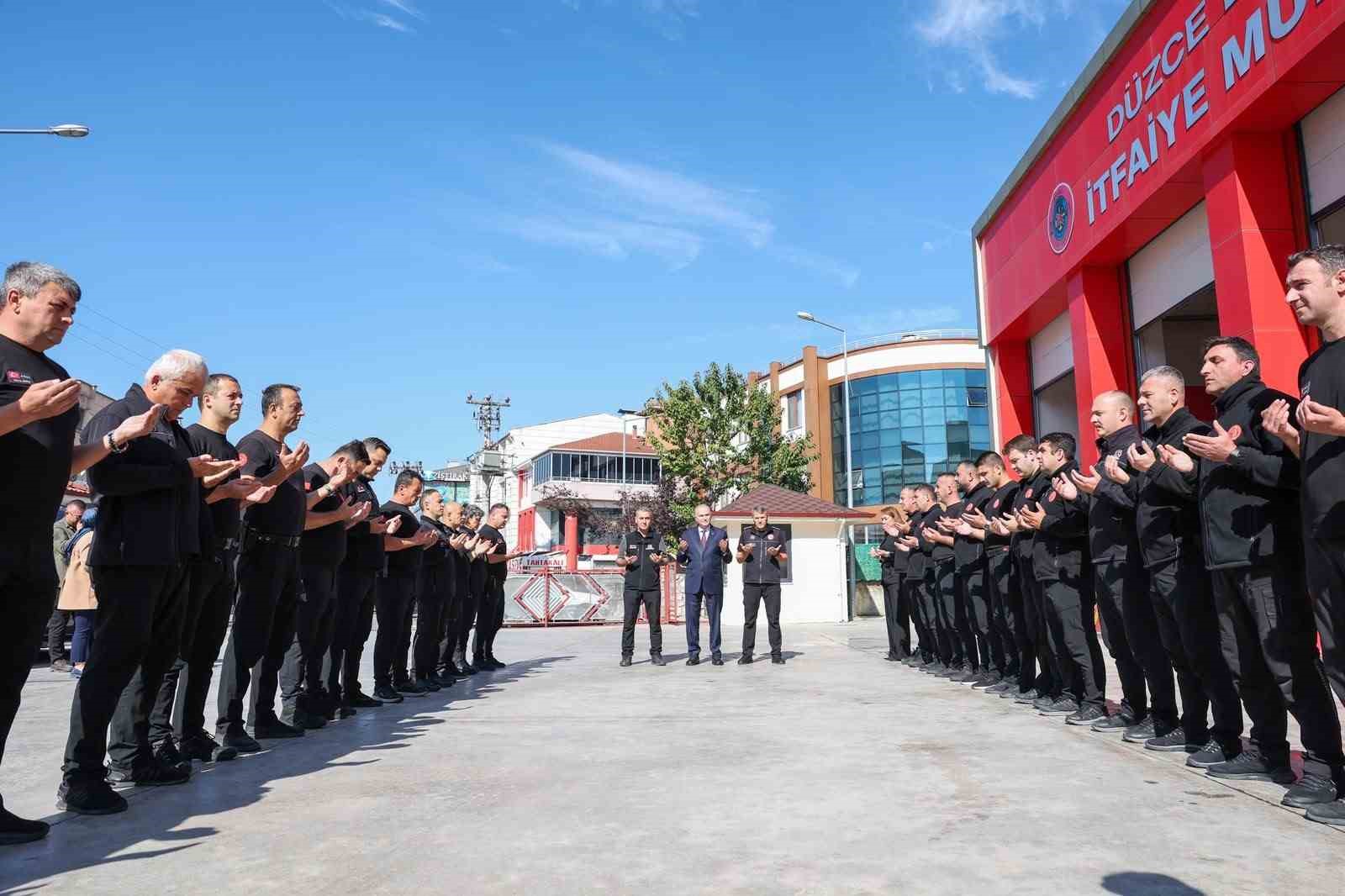 Başkan Özlü itfaiye personeline tesbih hediye etti, miniklerle su tuttu