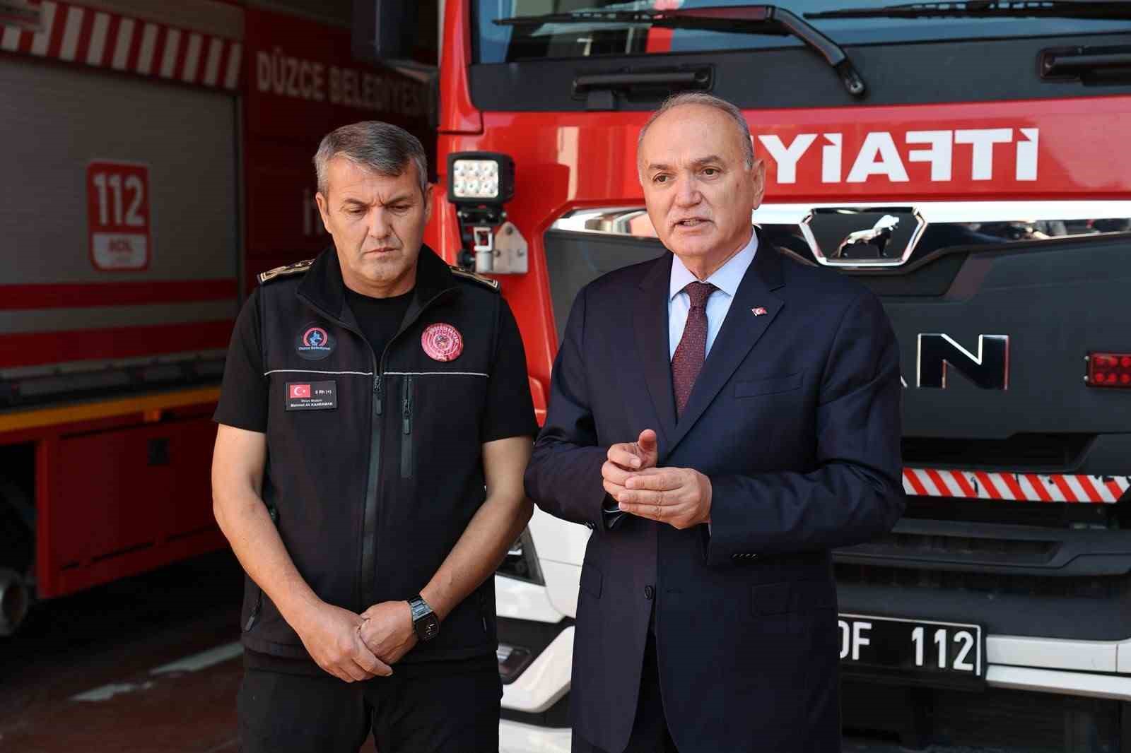 Başkan Özlü itfaiye personeline tesbih hediye etti, miniklerle su tuttu