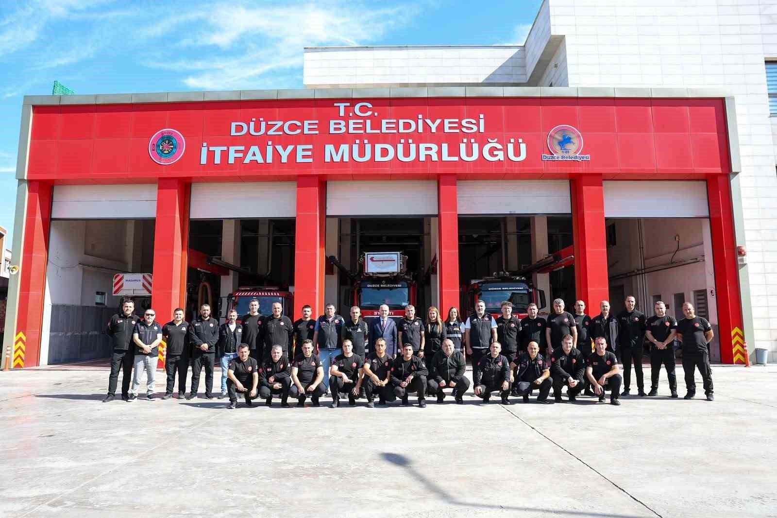 Başkan Özlü itfaiye personeline tesbih hediye etti, miniklerle su tuttu