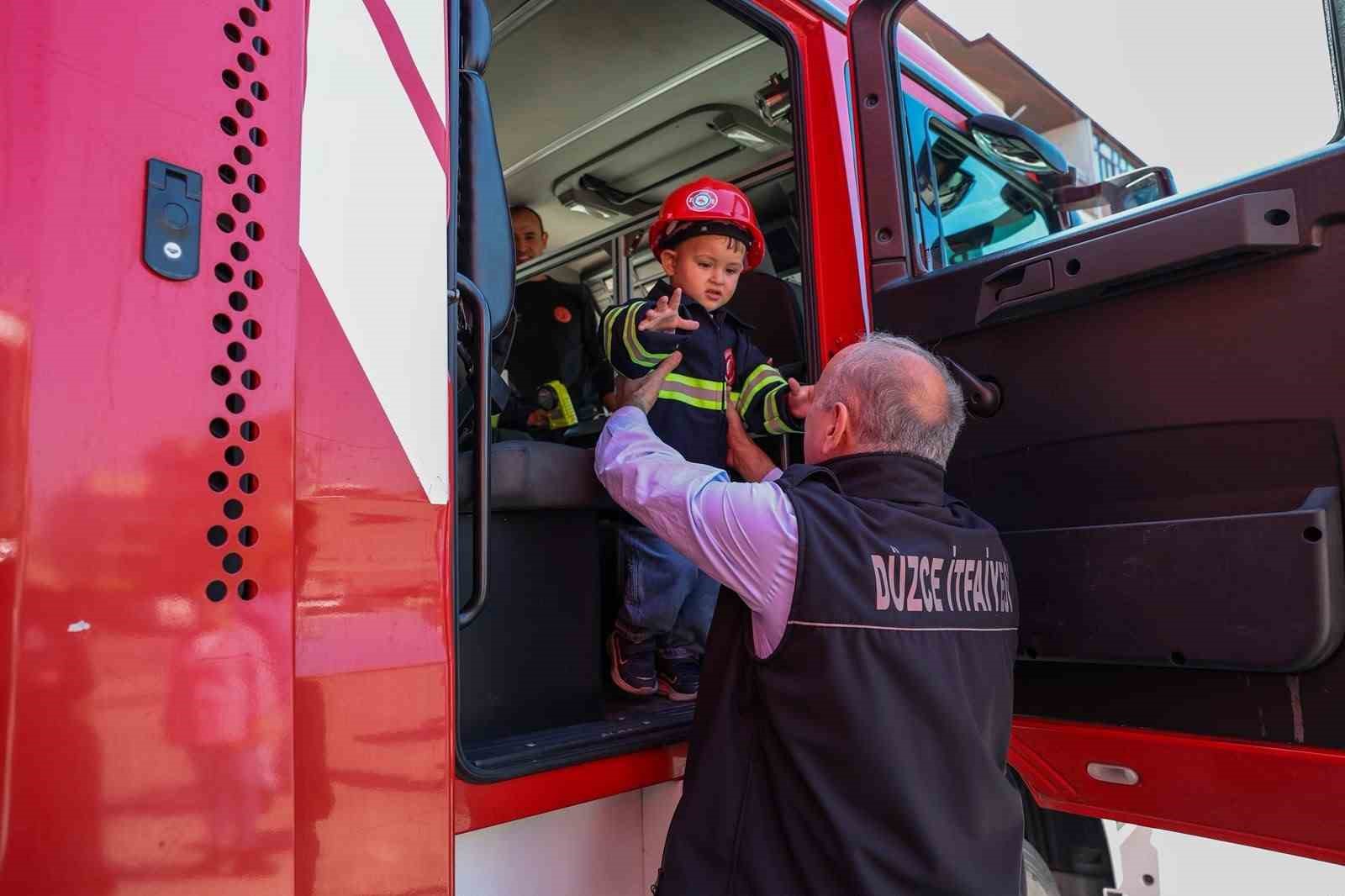Başkan Özlü itfaiye personeline tesbih hediye etti, miniklerle su tuttu