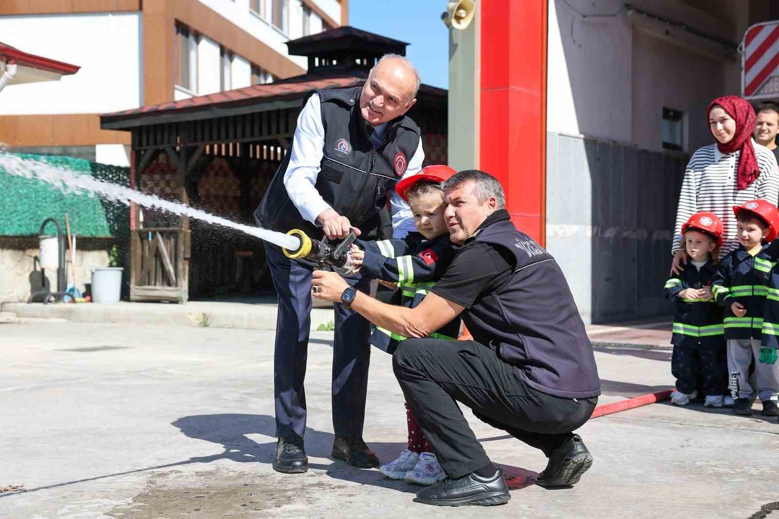 Başkan Özlü itfaiye personeline tesbih hediye etti, miniklerle su tuttu