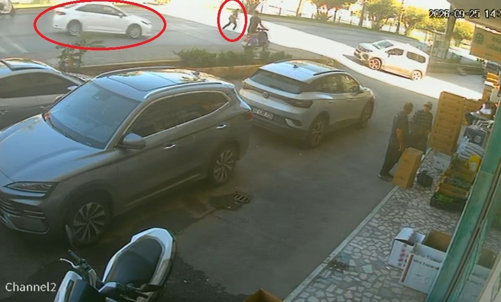 Antalya’da otomobil önce yayaya çarptı ardından otobüs durağına daldı: 3 yaralı