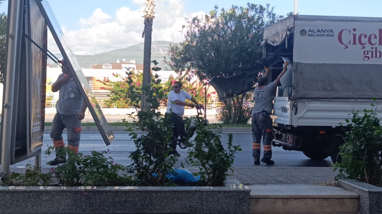 Antalya’da otomobil önce yayaya çarptı ardından otobüs durağına daldı: 3 yaralı