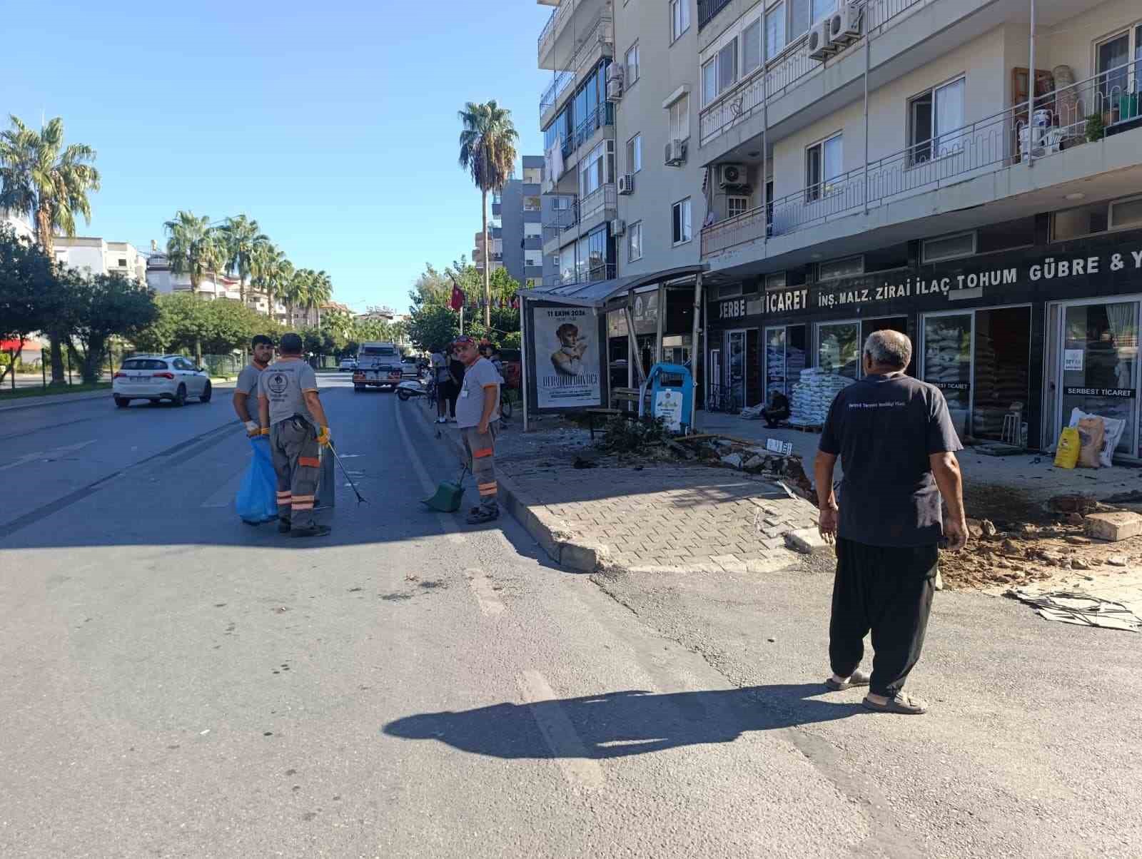 Antalya’da otomobil önce yayaya çarptı ardından otobüs durağına daldı: 3 yaralı