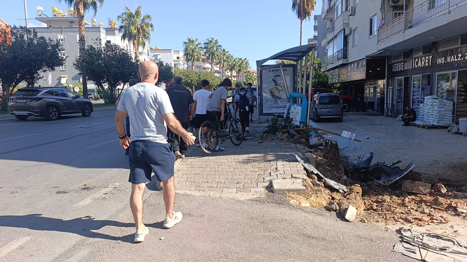Antalya’da otomobil önce yayaya çarptı ardından otobüs durağına daldı: 3 yaralı