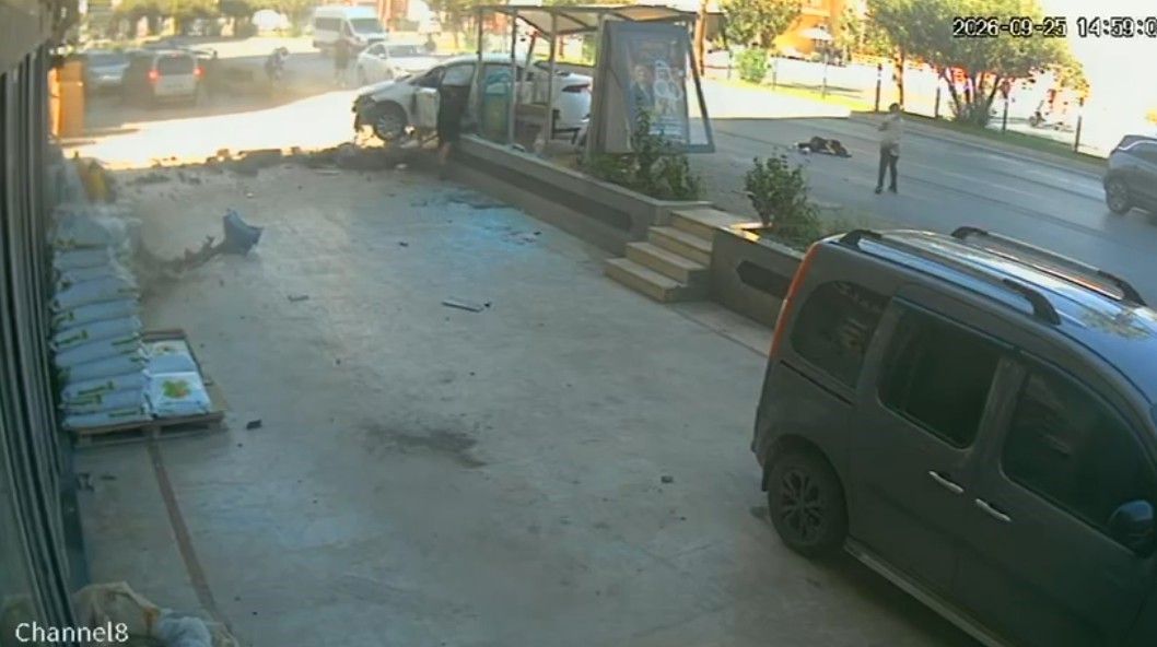 Antalya’da otomobil önce yayaya çarptı ardından otobüs durağına daldı: 3 yaralı