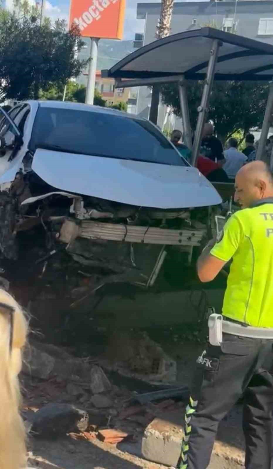 Antalya’da otomobil önce yayaya çarptı ardından otobüs durağına daldı: 3 yaralı