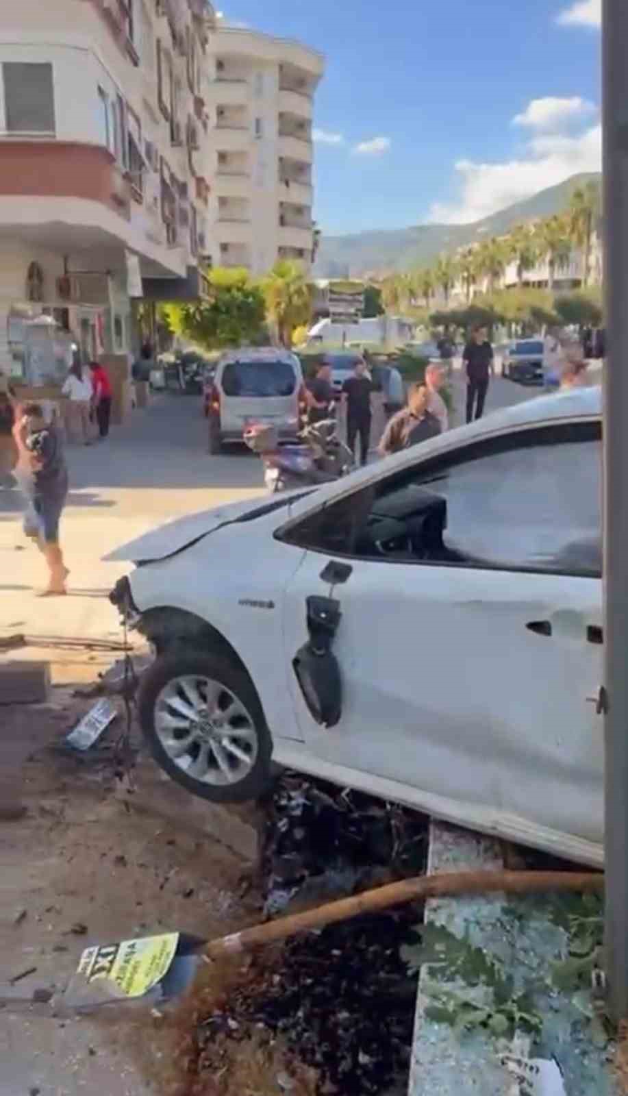 Antalya’da otomobil önce yayaya çarptı ardından otobüs durağına daldı: 3 yaralı