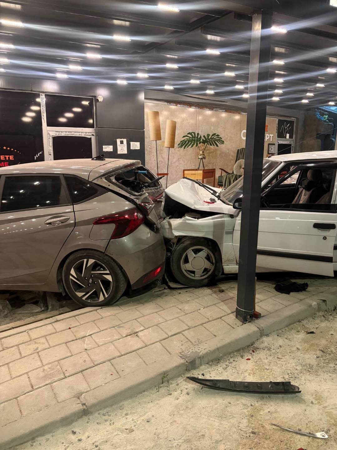 Adana’da kontrolden çıkan iki otomobil peş peşe mağazaya girdi: 2 yaralı