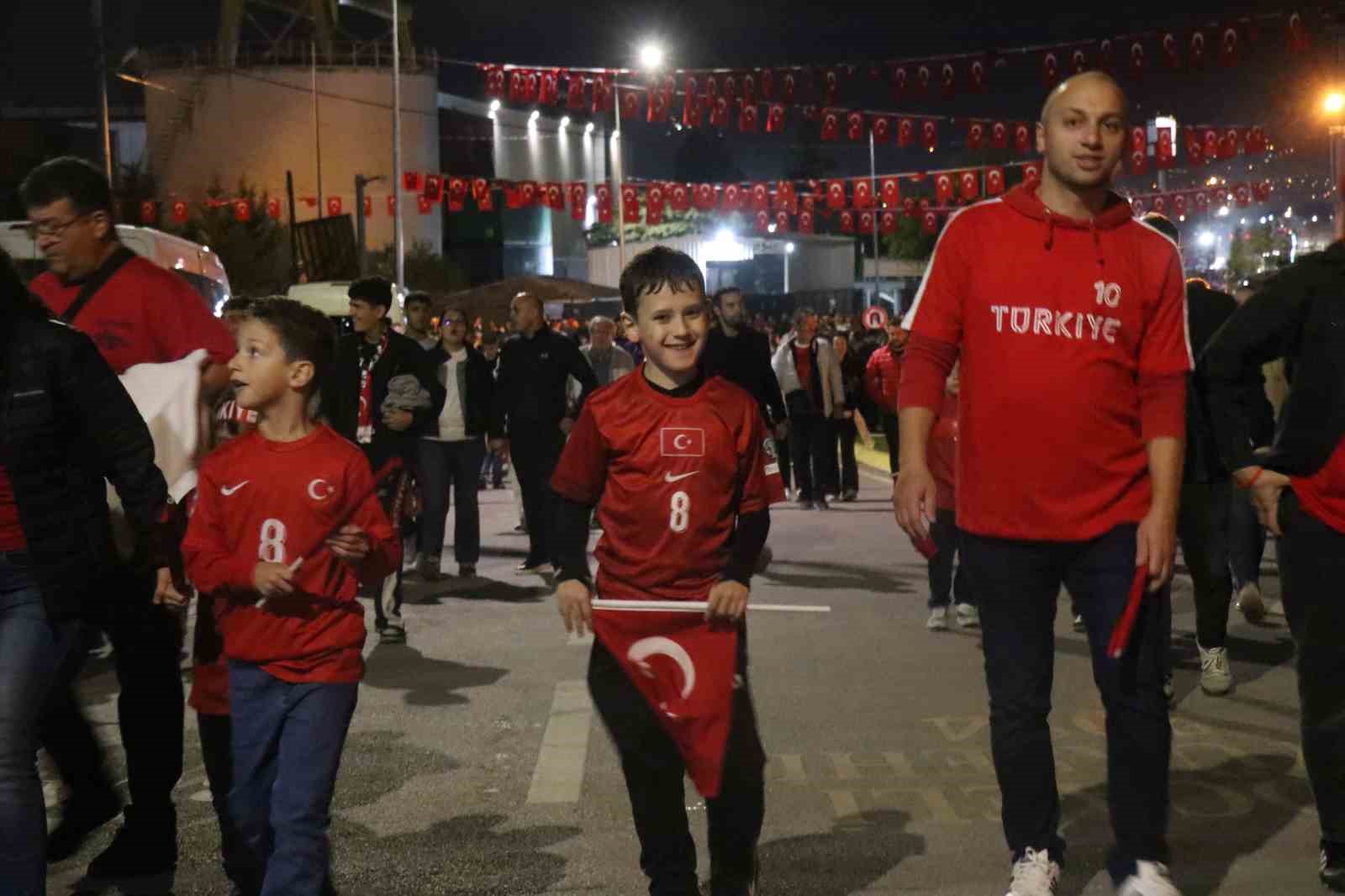 Milli maç için stadyuma akın eden binlerce vatandaş renkli görüntüler oluşturdu
