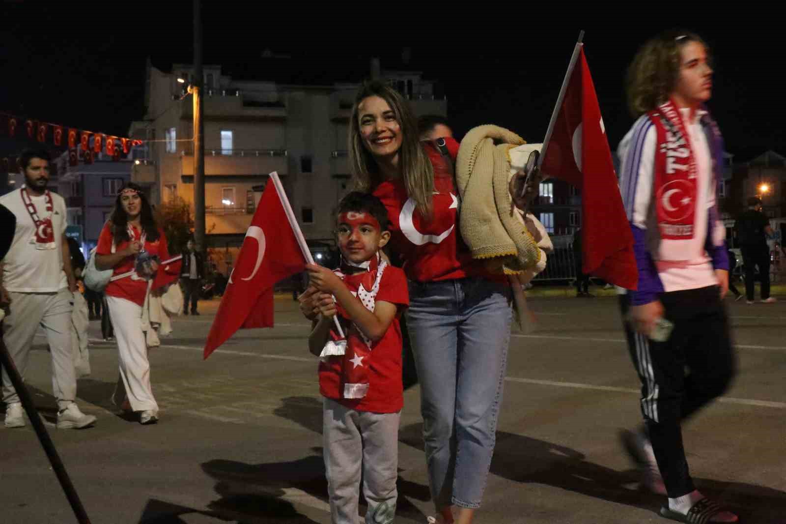 Milli maç için stadyuma akın eden binlerce vatandaş renkli görüntüler oluşturdu