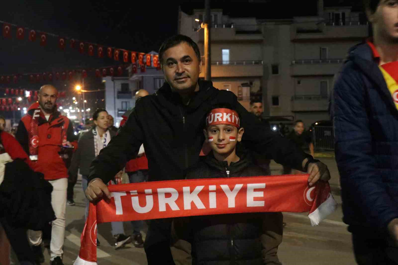 Milli maç için stadyuma akın eden binlerce vatandaş renkli görüntüler oluşturdu
