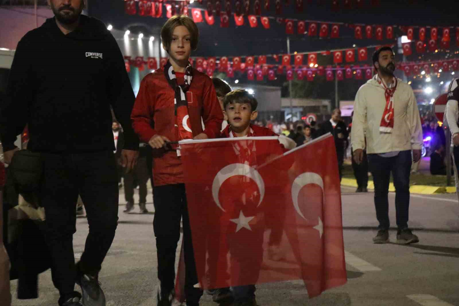 Milli maç için stadyuma akın eden binlerce vatandaş renkli görüntüler oluşturdu