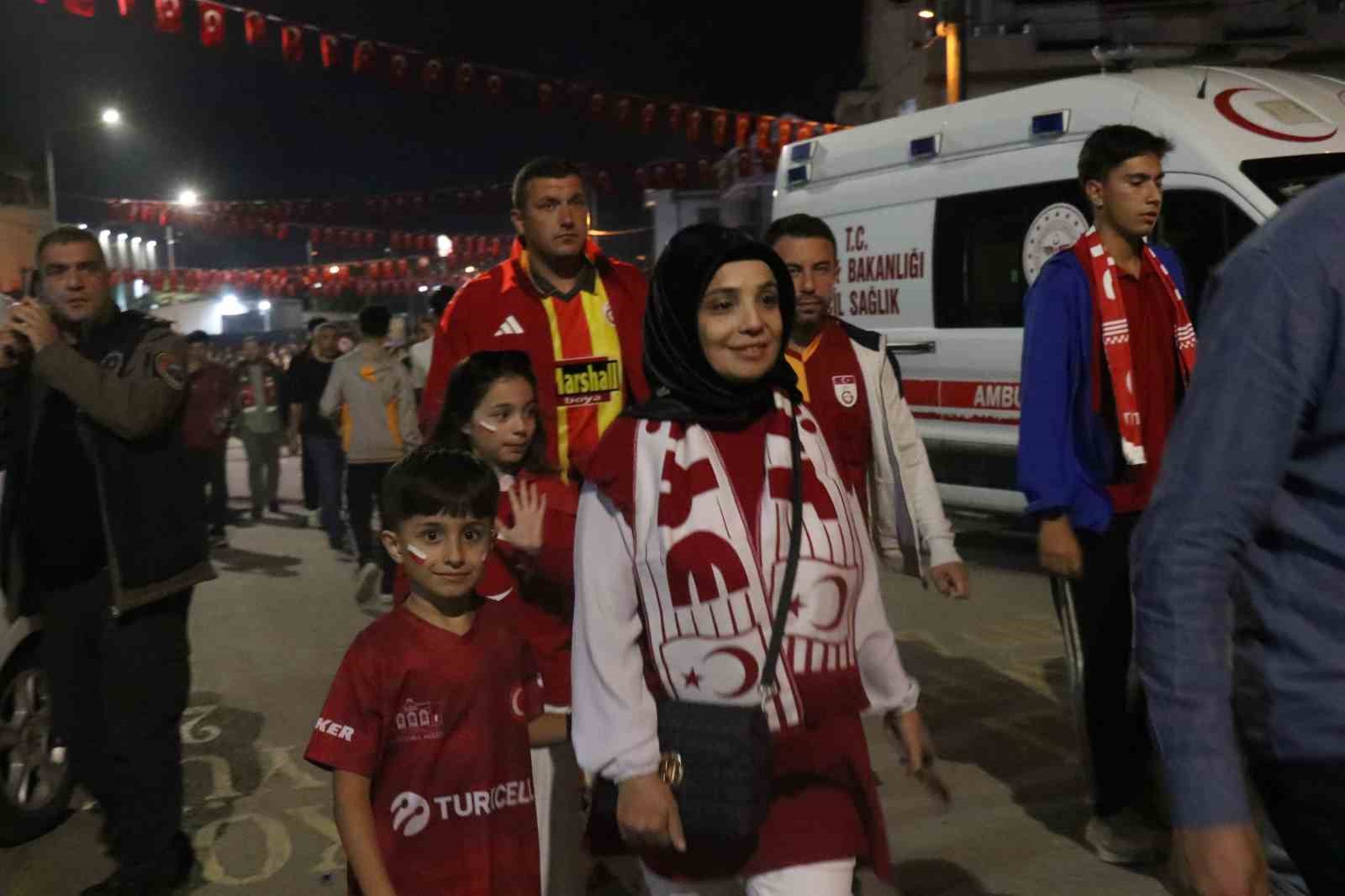 Milli maç için stadyuma akın eden binlerce vatandaş renkli görüntüler oluşturdu