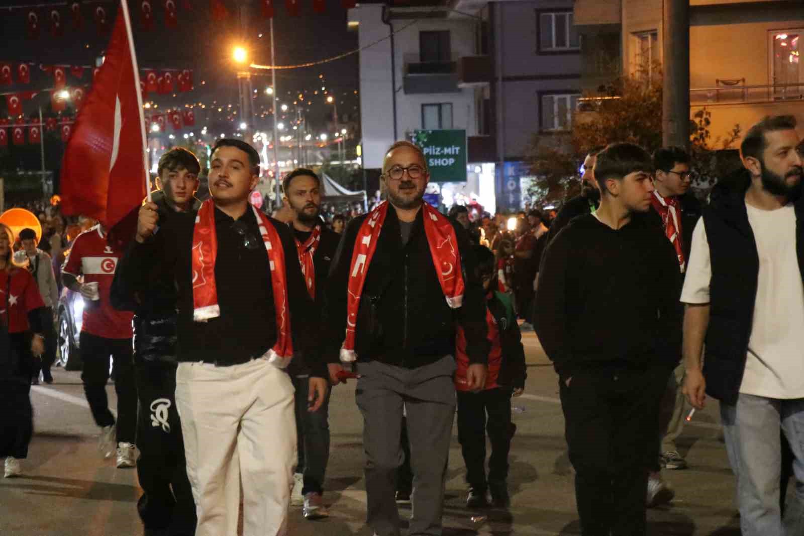 Milli maç için stadyuma akın eden binlerce vatandaş renkli görüntüler oluşturdu