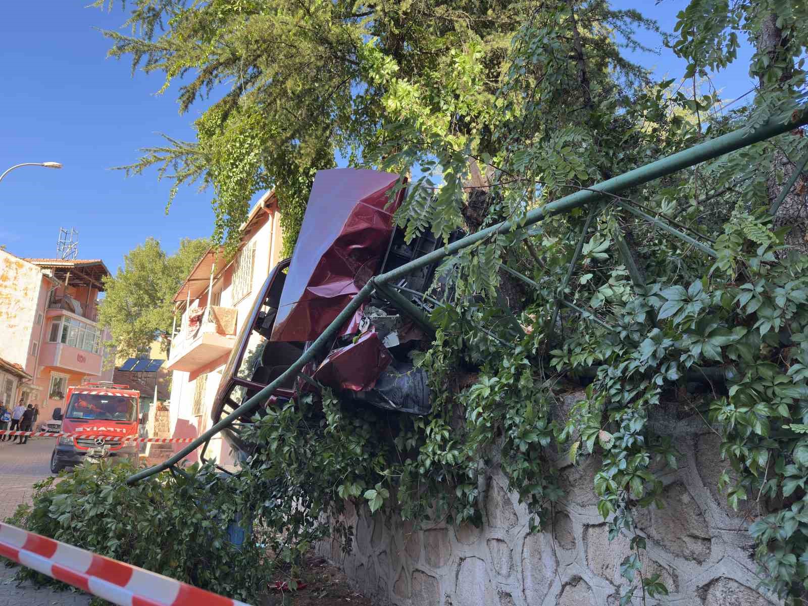 Uşak’ta kontrolden çıkan otomobil korkuluklarda asılı kaldı: 1 yaralı
