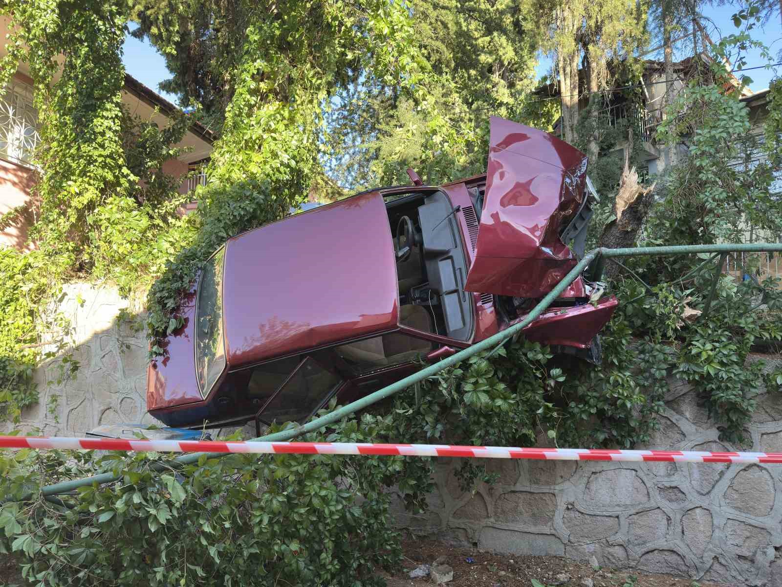 Uşak’ta kontrolden çıkan otomobil korkuluklarda asılı kaldı: 1 yaralı