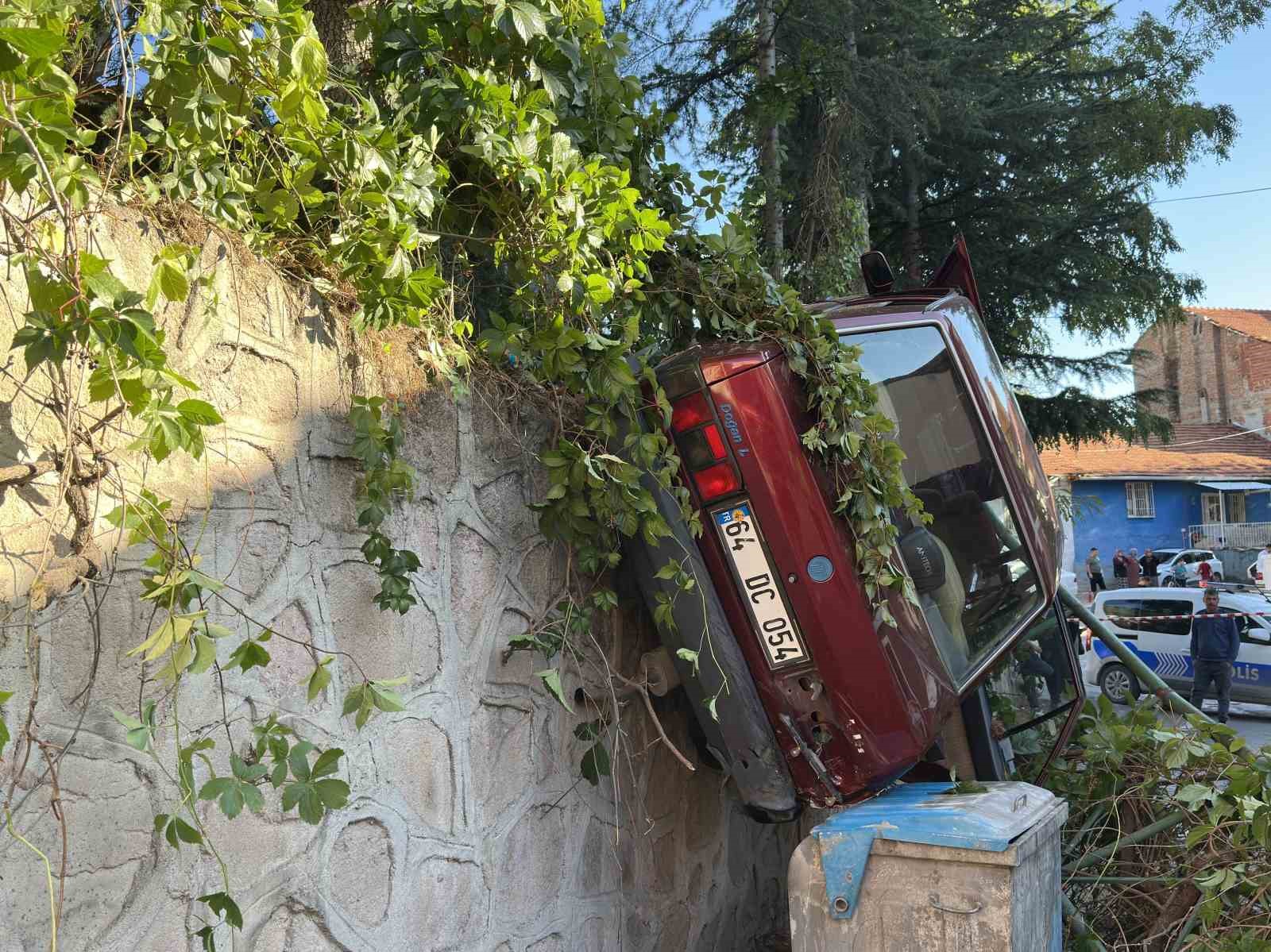Uşak’ta kontrolden çıkan otomobil korkuluklarda asılı kaldı: 1 yaralı