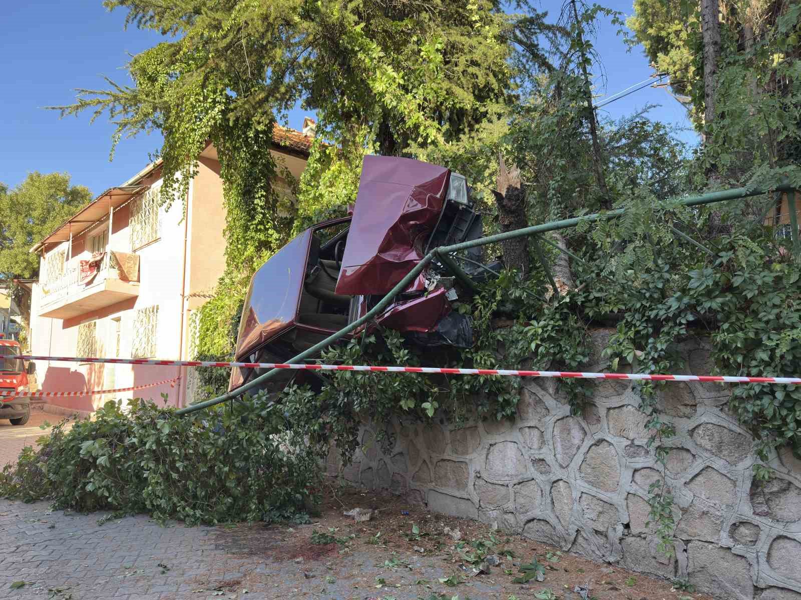Uşak’ta kontrolden çıkan otomobil korkuluklarda asılı kaldı: 1 yaralı