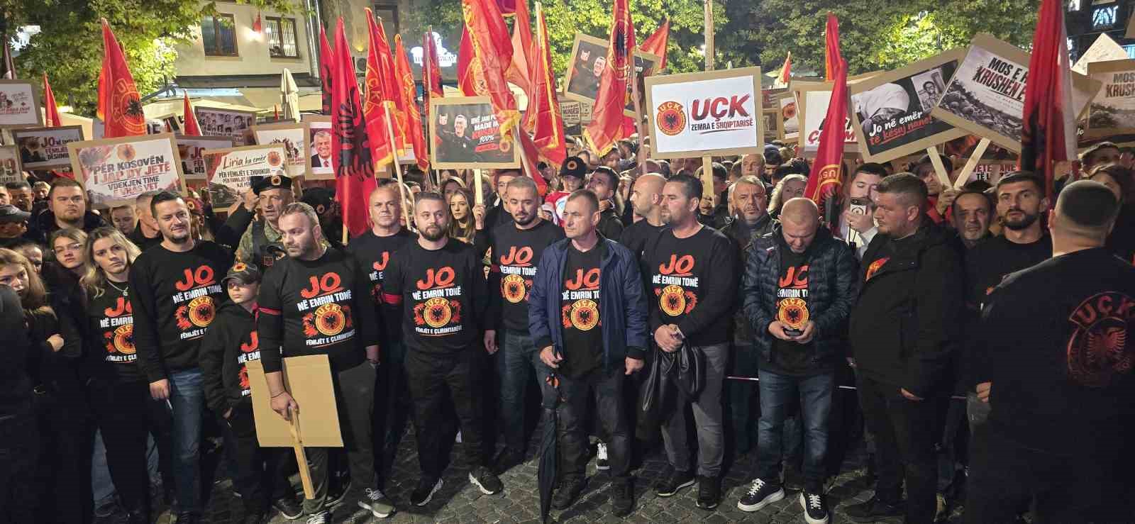 Kosova’da Özel Mahkeme’nin eski Cumhurbaşkanı Thaçi’ye hapis cezası kararı protesto edildi