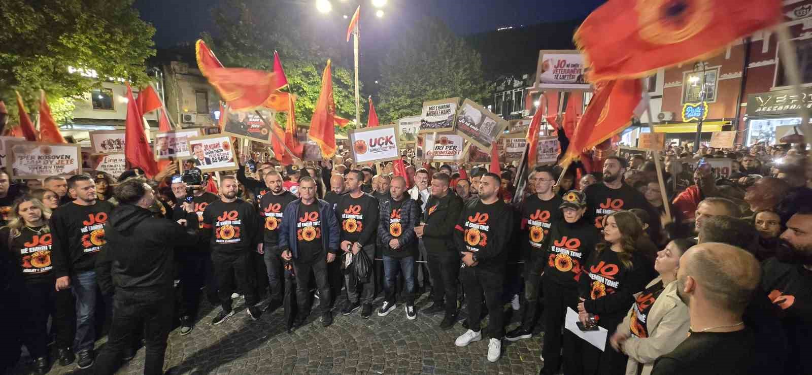 Kosova’da Özel Mahkeme’nin eski Cumhurbaşkanı Thaçi’ye hapis cezası kararı protesto edildi