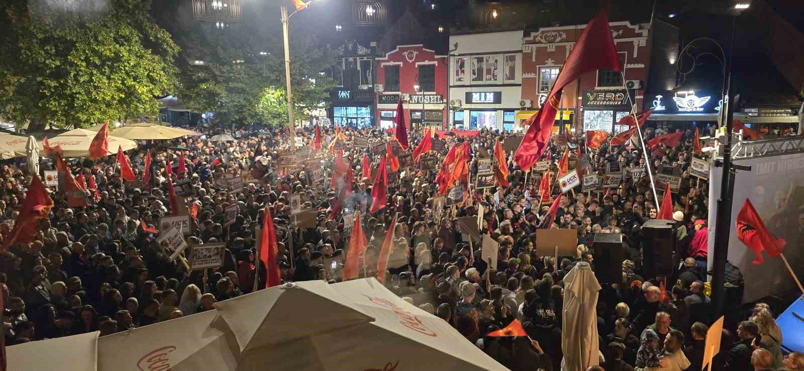 Kosova’da Özel Mahkeme’nin eski Cumhurbaşkanı Thaçi’ye hapis cezası kararı protesto edildi