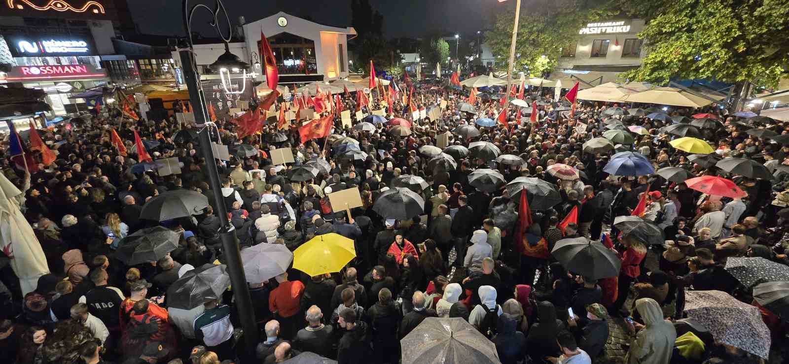Kosova’da Özel Mahkeme’nin eski Cumhurbaşkanı Thaçi’ye hapis cezası kararı protesto edildi