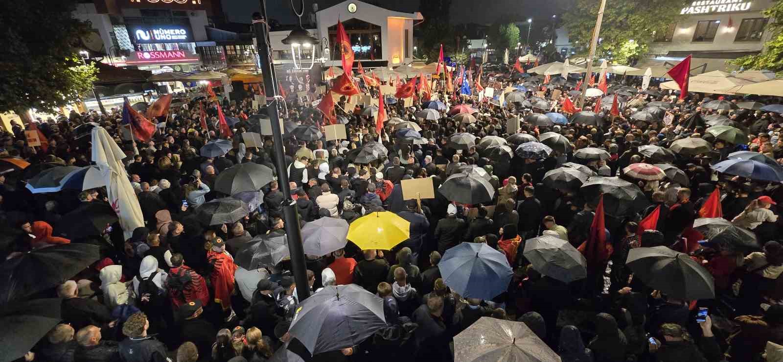 Kosova’da Özel Mahkeme’nin eski Cumhurbaşkanı Thaçi’ye hapis cezası kararı protesto edildi
