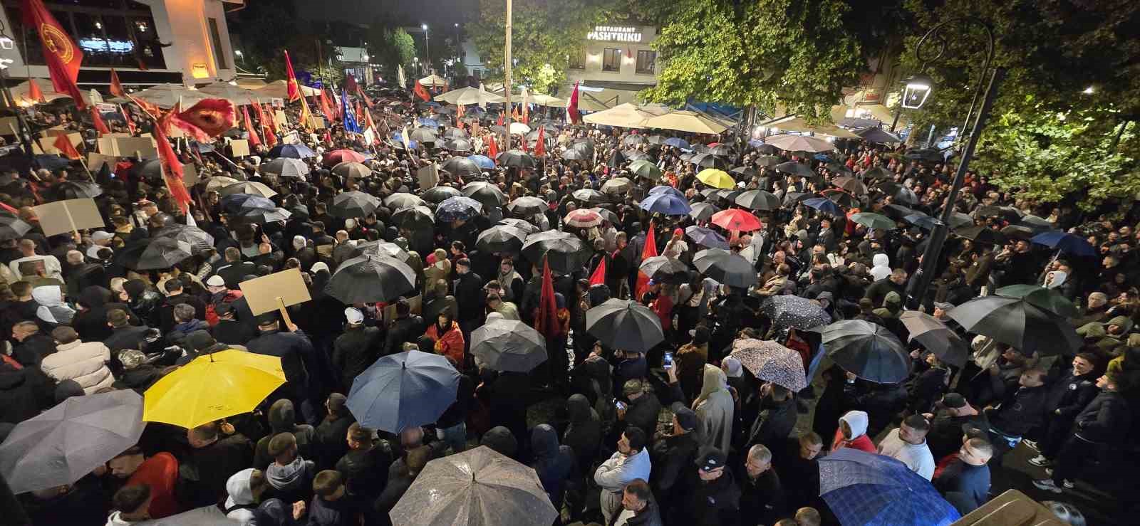 Kosova’da Özel Mahkeme’nin eski Cumhurbaşkanı Thaçi’ye hapis cezası kararı protesto edildi