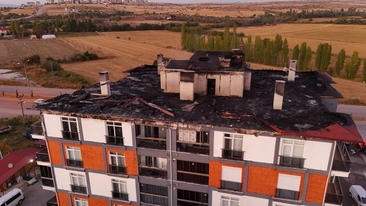 Alevlerin sardığı çatı küle döndü