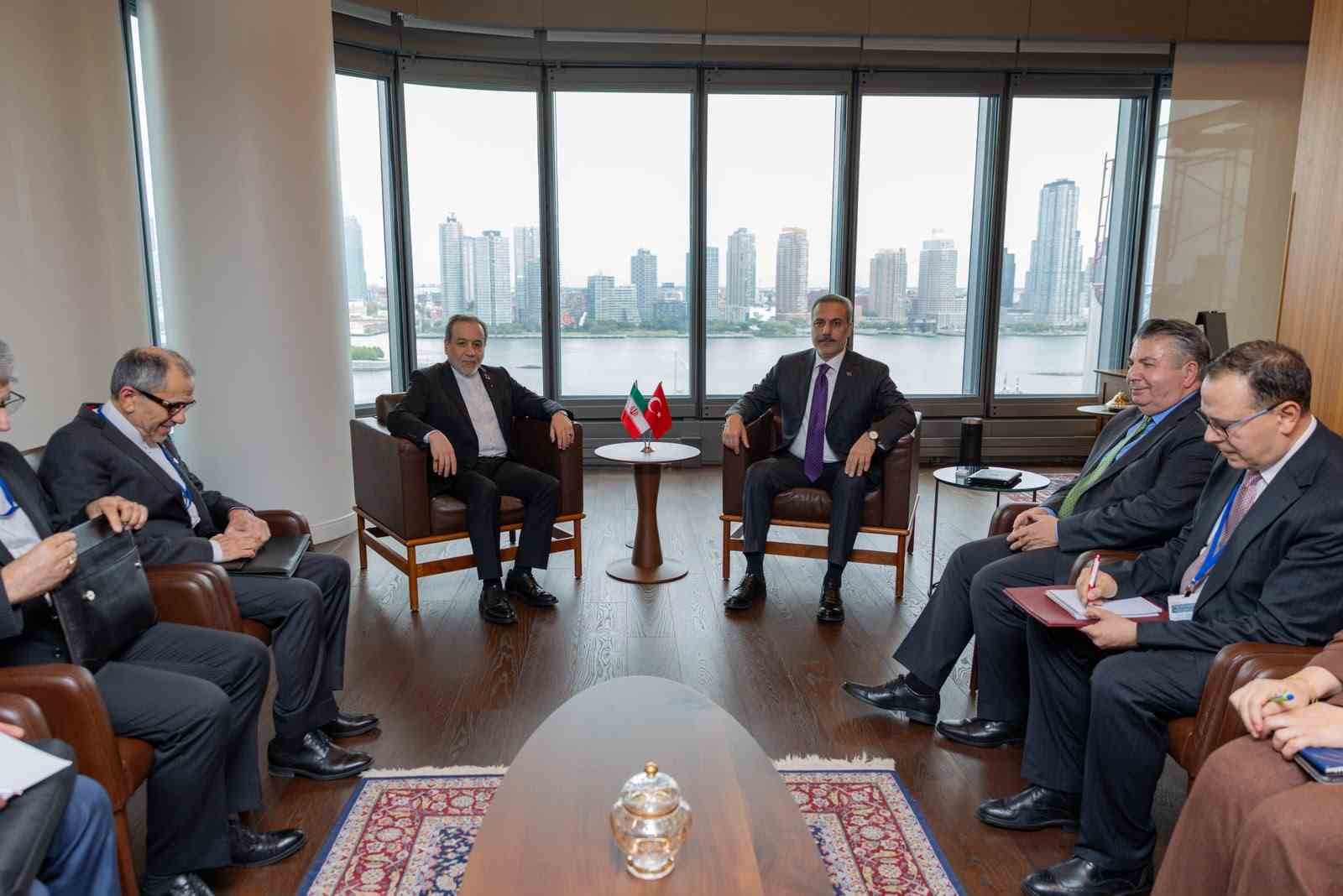 Dışişleri Bakanı Fidan, İranlı mevkidaşı Arakçi ile bir araya geldi