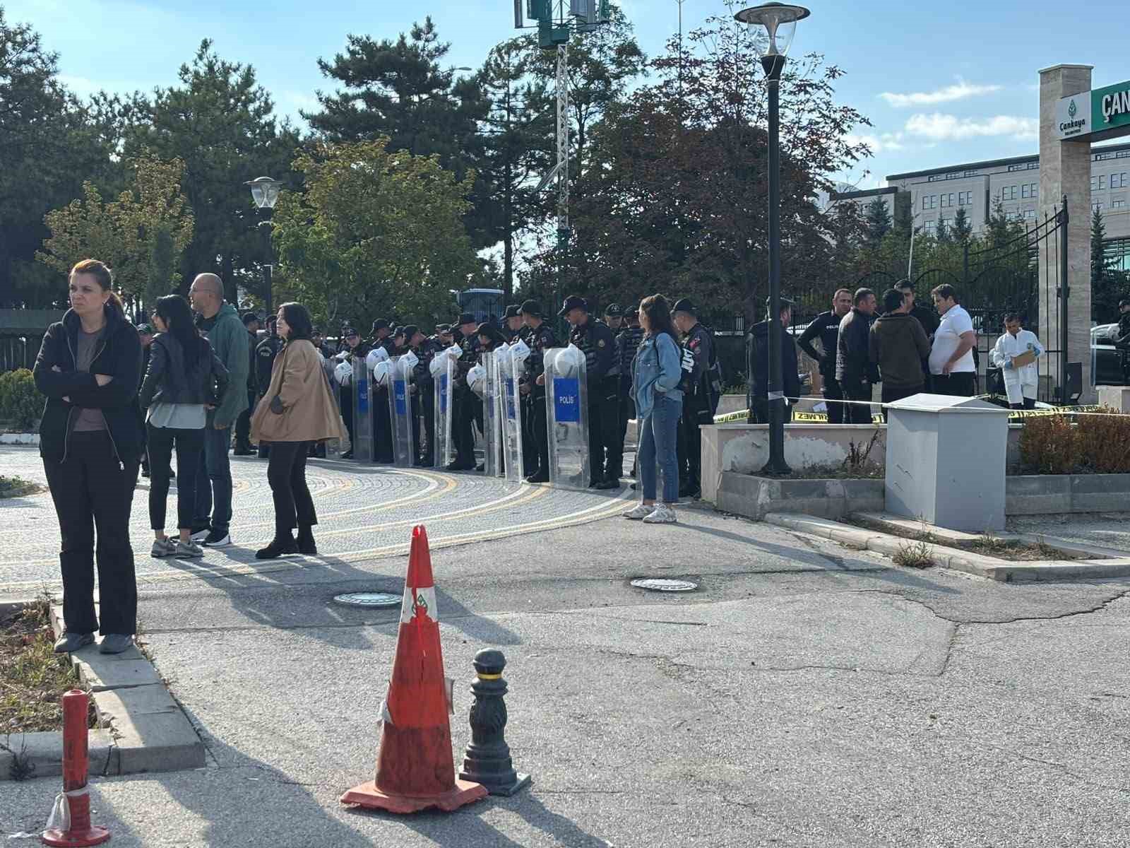 Anayasa Mahkemesi önündeki eylemde kendini vurdu