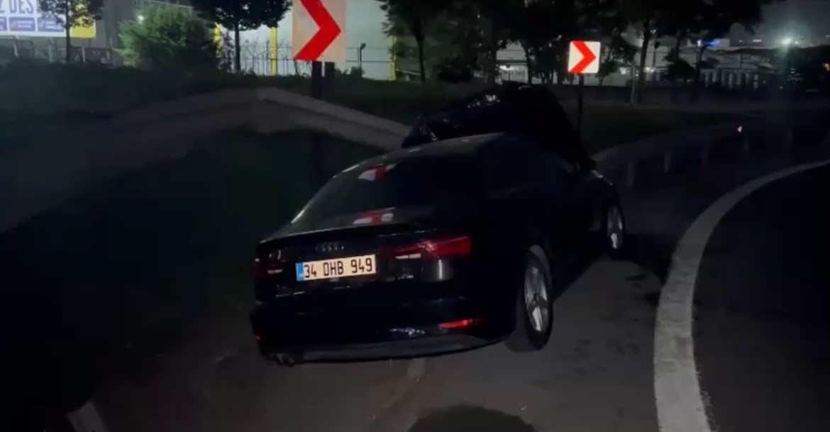 Bahçelievler’de virajı alamayan otomobil bariyere çarptı: 1 yaralı