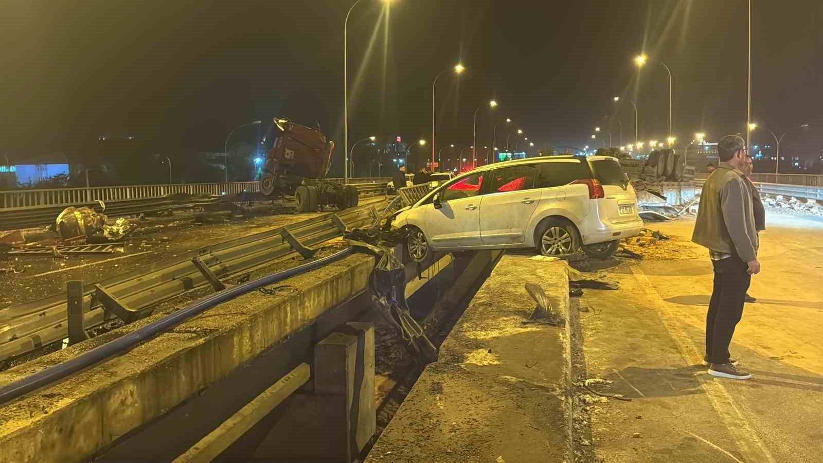 Afyonkarahisar’da tır ile otomobiller çarpıştı: 1 ölü, 7 yaralı